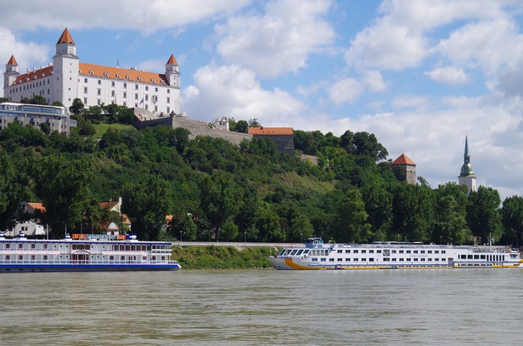 Castelo de Bratislava com o Danúbio