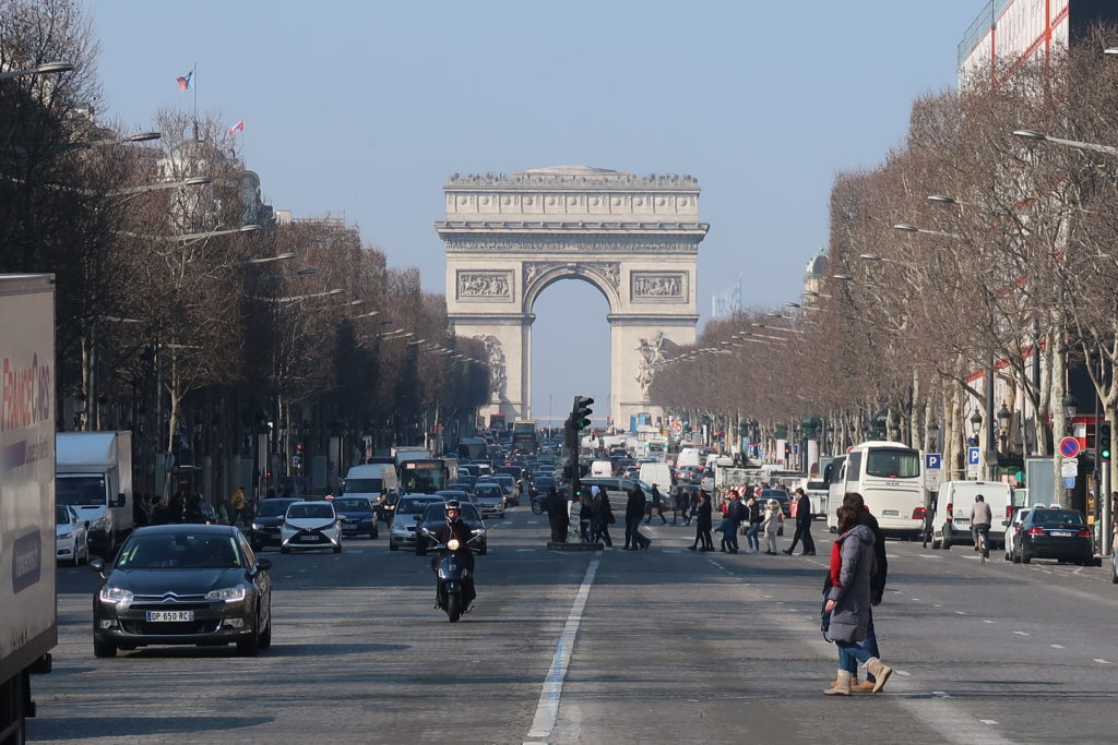 Champs Elysees principal avenida de Paris no inverno