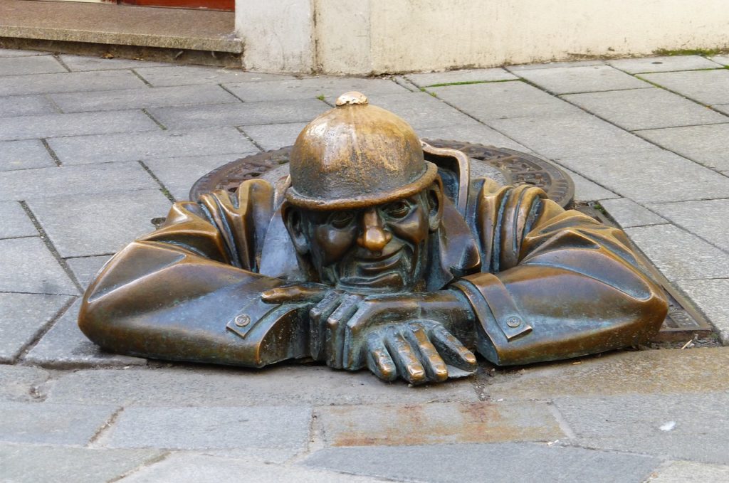 curiosidades sobre bratislava a estátua mais fotografada