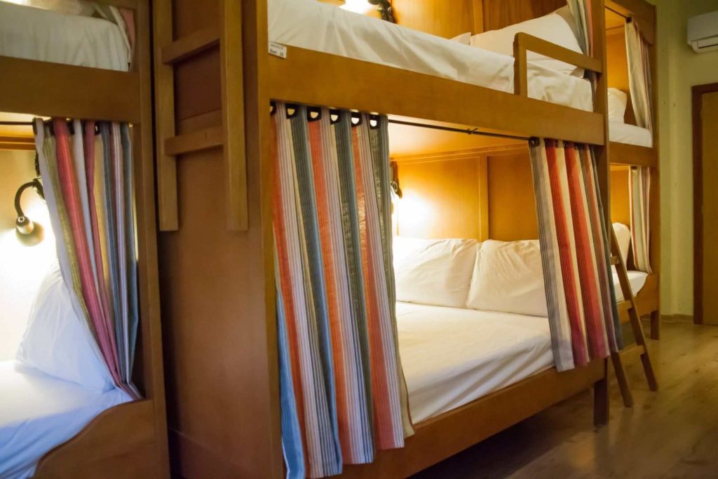 Beliches camas cabines em hostel