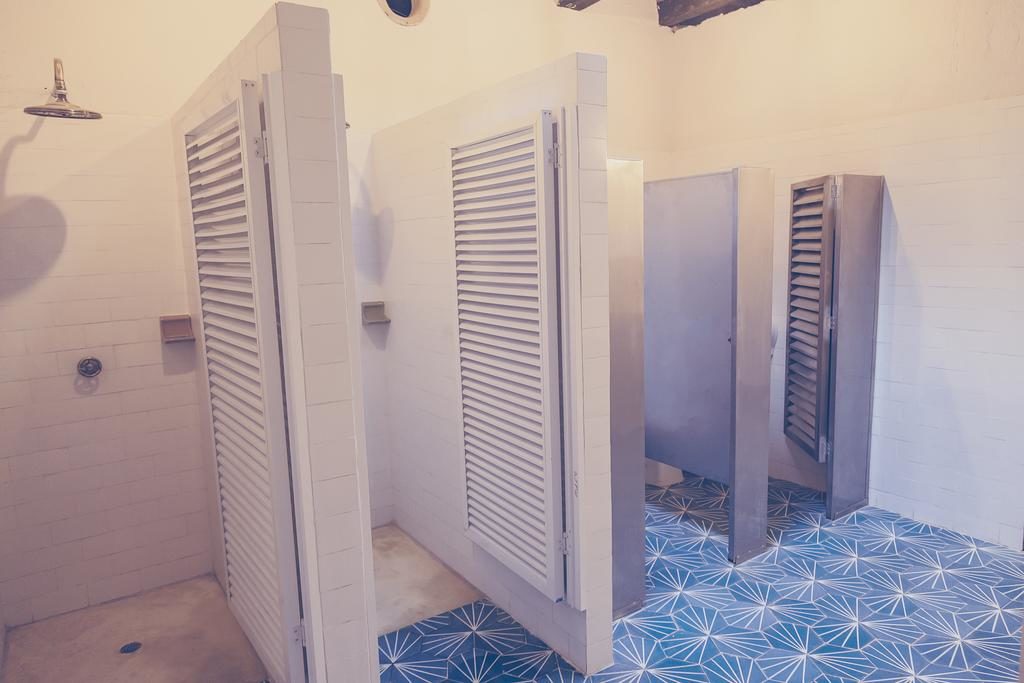 banheiro compartilhado em hostel
