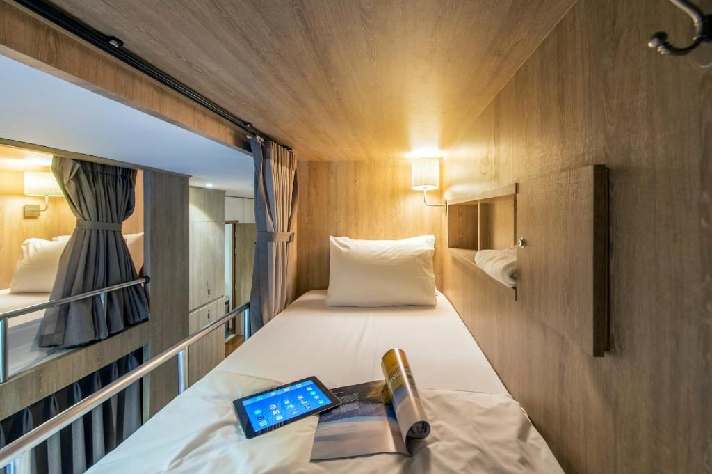 dormitório com cama cabine em hostel