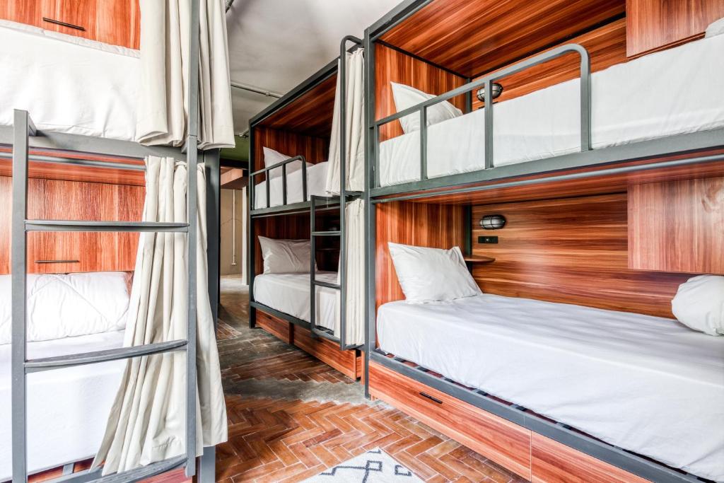 Dormitório do Selina Copacabana, um dos melhores hostels do rio de janeiro, localizado na praia de Copacabana